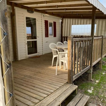Mobil Home Avec Spacieuse Terrasse A Meschers Proche De Royan Bagian luar foto