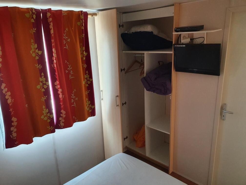 Mobil Home Avec Spacieuse Terrasse A Meschers Proche De Royan Bagian luar foto