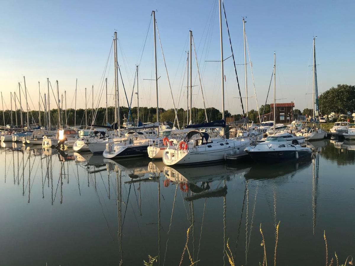 Mobil Home Avec Spacieuse Terrasse A Meschers Proche De Royan Bagian luar foto