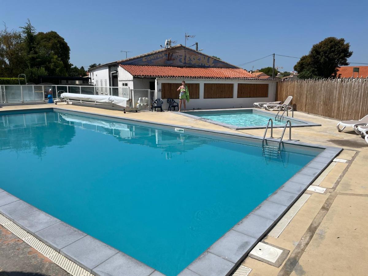 Mobil Home Avec Spacieuse Terrasse A Meschers Proche De Royan Bagian luar foto