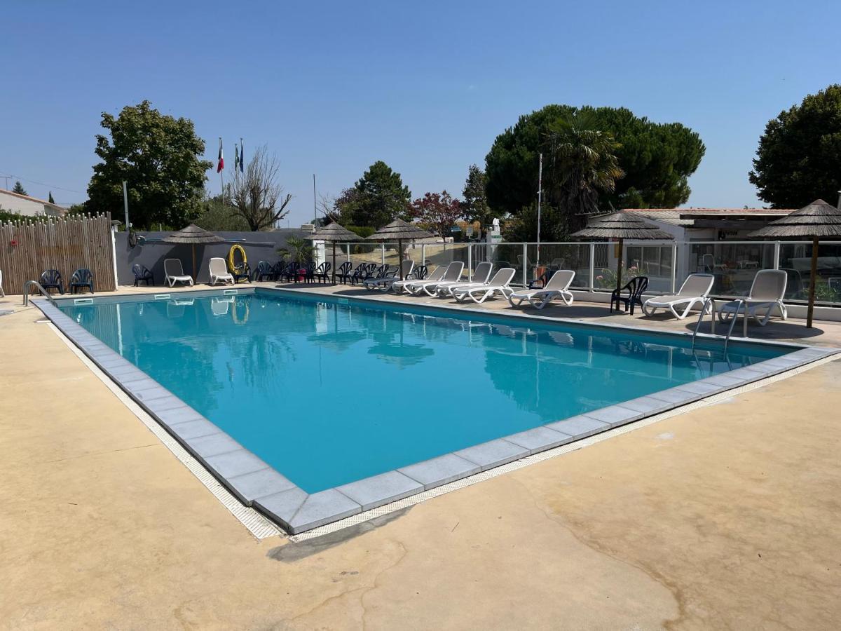 Mobil Home Avec Spacieuse Terrasse A Meschers Proche De Royan Bagian luar foto